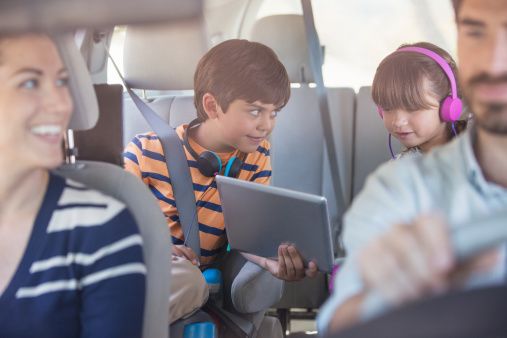 Слухайте аудіокниги подорожуючи машиною разом з сім'єю